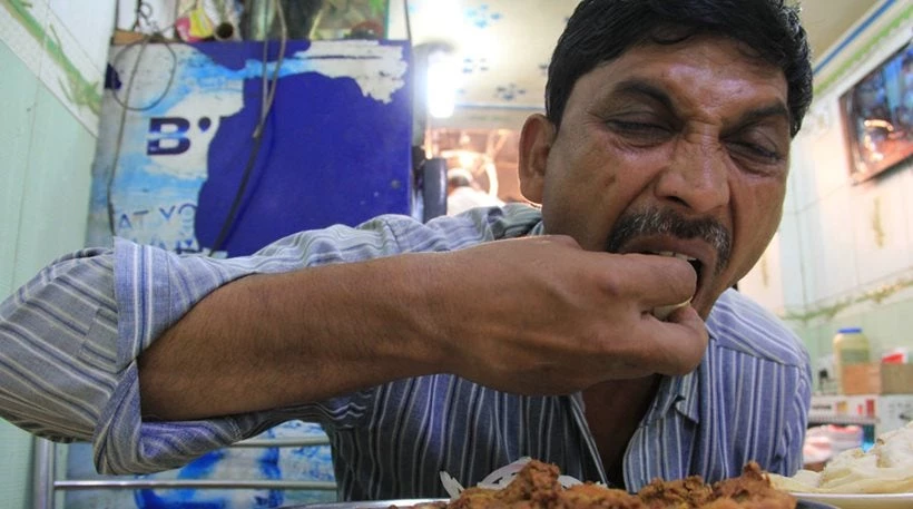 Ό,τι θυμούνται…! Μην τρώτε με το αριστερό, έτσι τρώνε οι δαίμονες η εντολή της Διεύθυνσης Θρησκευτικών Υποθέσεων της Τουρκίας